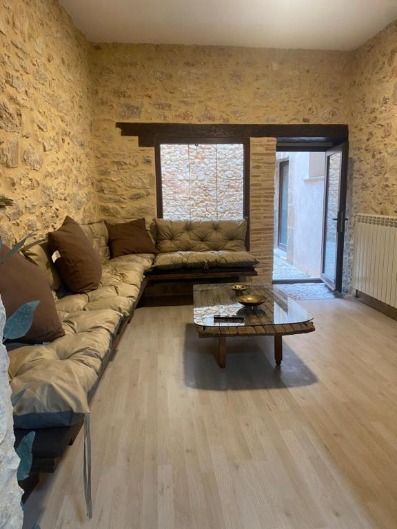 ein Wohnzimmer mit einem Sofa und einem Couchtisch in der Unterkunft La Casona de 1717 in El Burgo de Osma-Ciudad de Osma