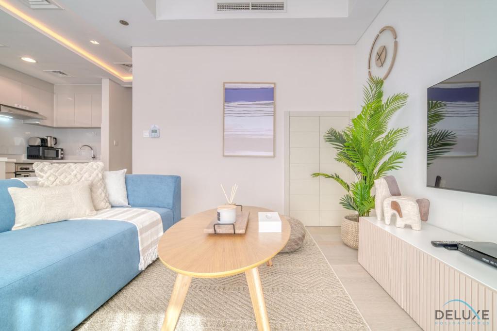 Fotografie z fotogalerie ubytování Peaceful 3BR Townhouse at DAMAC Hills 2, Dubailand by Deluxe Holiday Homes v Dubaji
