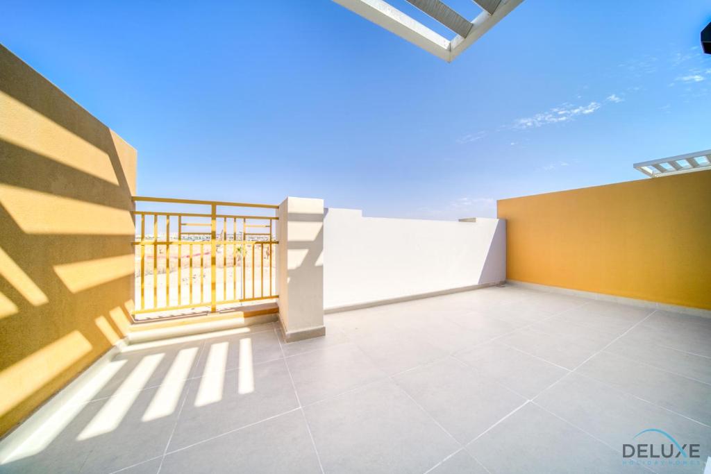 Fotografie z fotogalerie ubytování Peaceful 3BR Townhouse at DAMAC Hills 2, Dubailand by Deluxe Holiday Homes v Dubaji