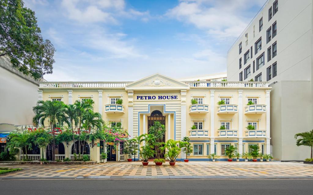 a rendering of the facade of the hotel ricochet at Petro House Hotel in Vung Tau