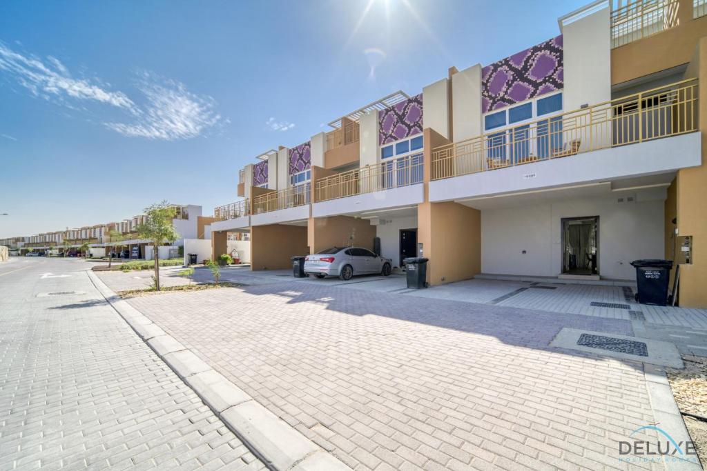 Fotografie z fotogalerie ubytování Peaceful 3BR Townhouse at DAMAC Hills 2, Dubailand by Deluxe Holiday Homes v Dubaji