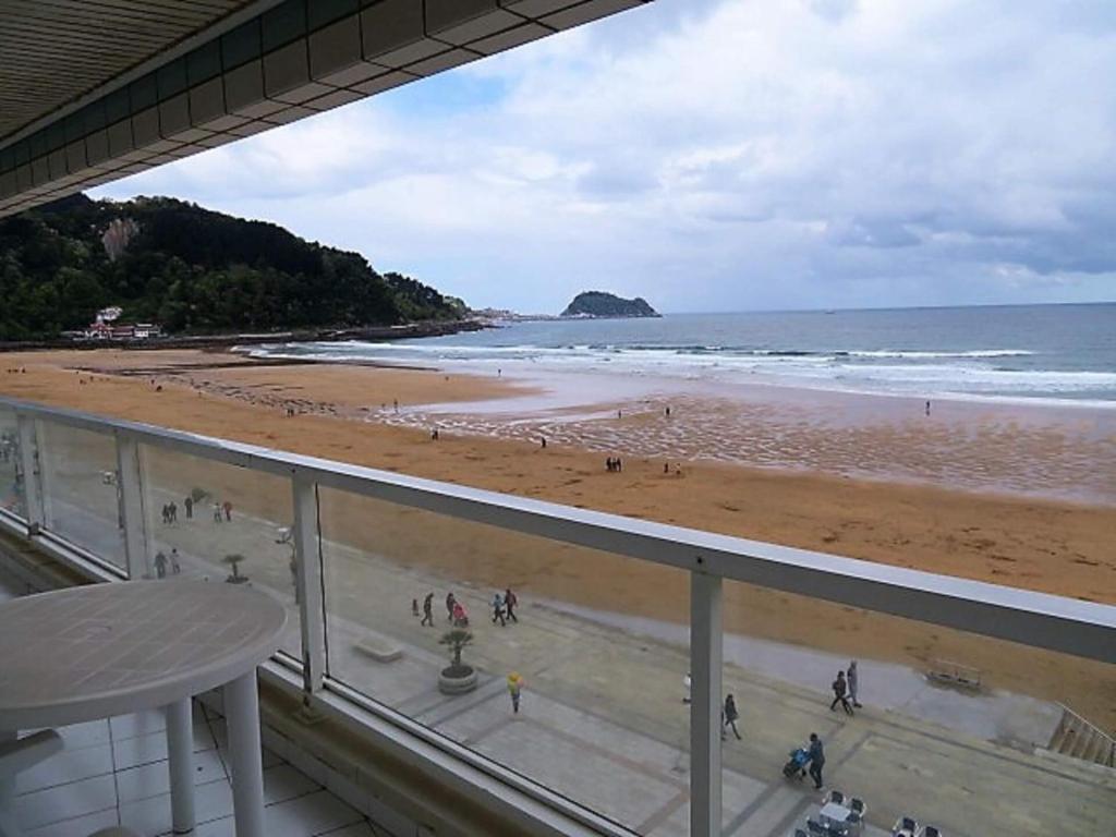 d'un balcon avec vue sur la plage. dans l'établissement EGONA-SLUI 1ªlínea playa, vista increible, garaje, à Zarautz