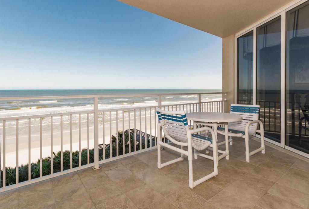 Balkoni atau teres di SR201 Surf Racquet Beautiful 3 bedroom 3 bath corner unit.
