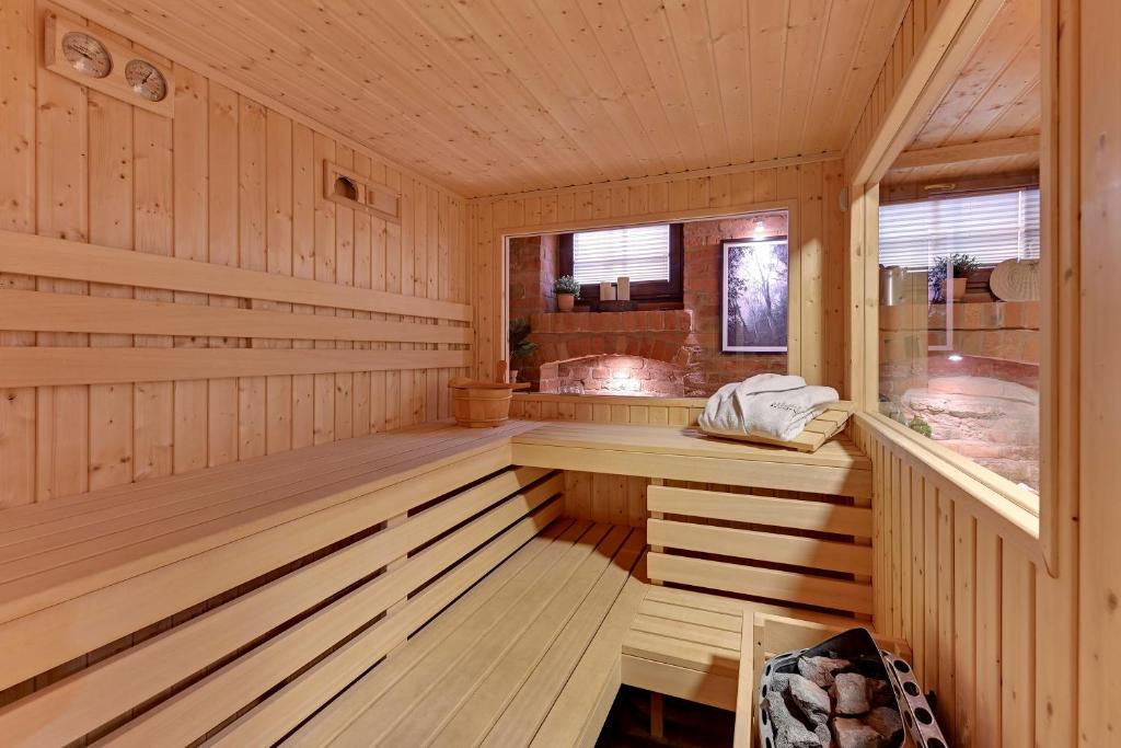una sauna de madera con bañera y ventana en Sauna Retreat w Zaułku Św Bartłomieja by Downtown Apartments en Gdansk