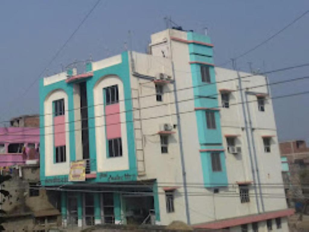 - un bâtiment blanc aux couleurs vives dans l'établissement Hotel President inn,Raxaul, à Raxaul