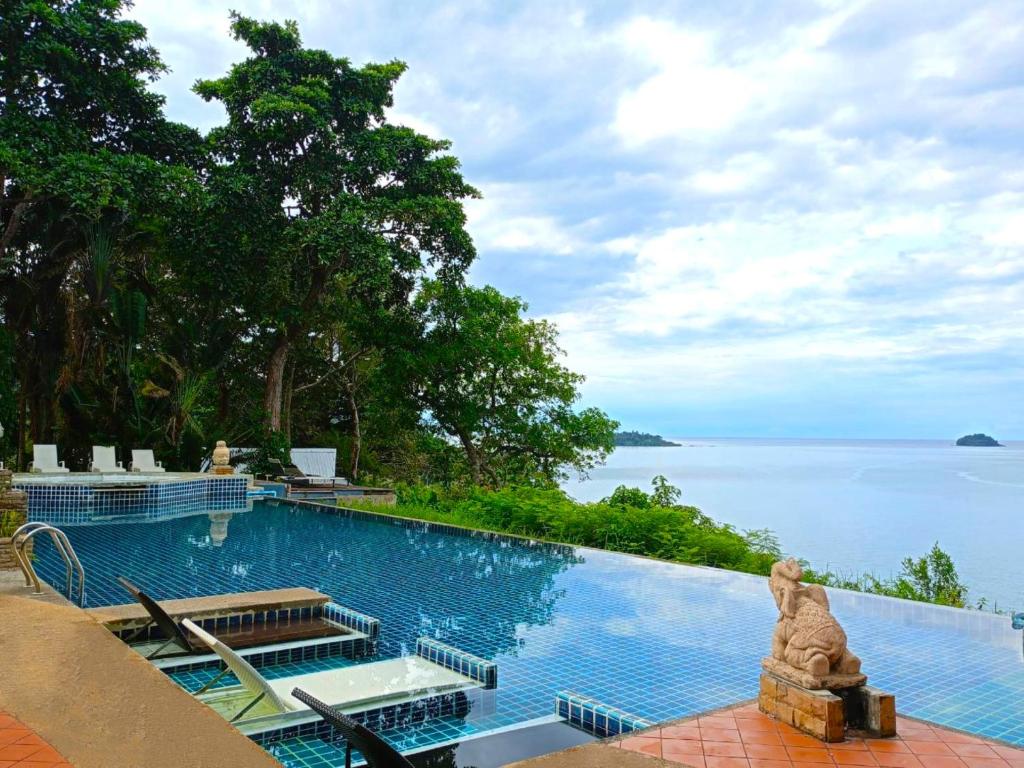 uma piscina com vista para a água em Koh Chang Cliff Beach Resort em Ko Chang