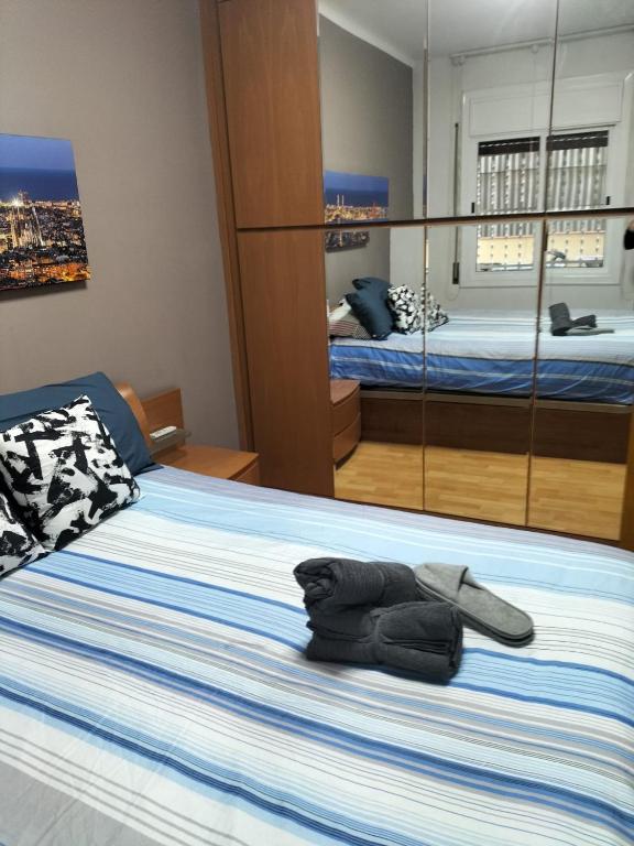 ein Schlafzimmer mit einem Bett und einem Handtuch darauf in der Unterkunft Habitacion Acogedora en piso compartido cerca del Camp Nou in Hospitalet de Llobregat
