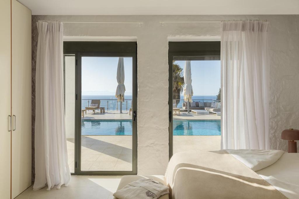 Bazén v ubytování Villa Anton by Cura Villas Collection nebo v jeho okolí