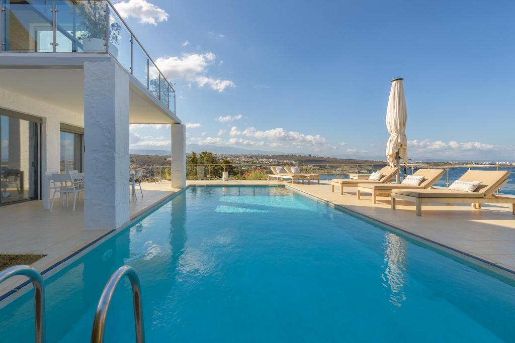 Bazén v ubytování Villa Anton by Cura Villas Collection nebo v jeho okolí