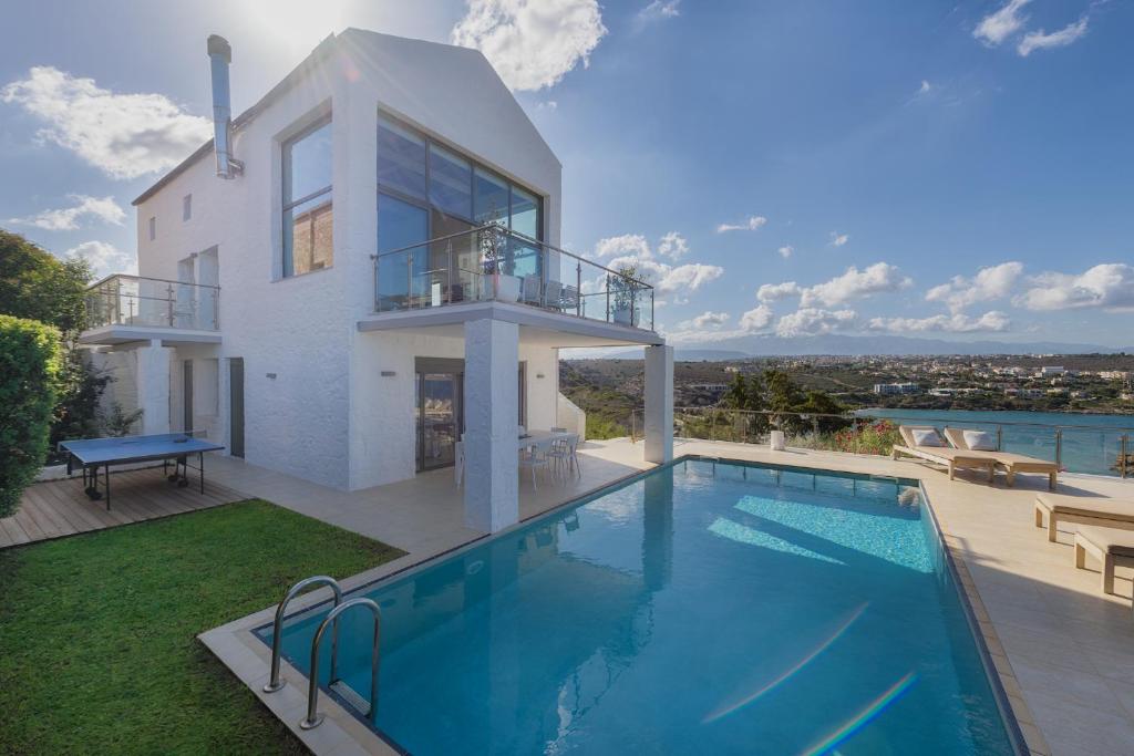 Bazén v ubytování Villa Anton by Cura Villas Collection nebo v jeho okolí