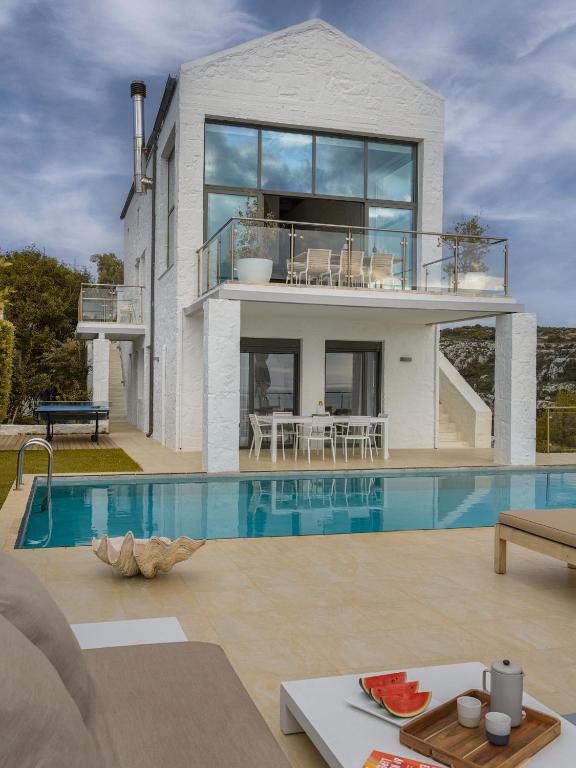 Bazén v ubytování Villa Anton by Cura Villas Collection nebo v jeho okolí