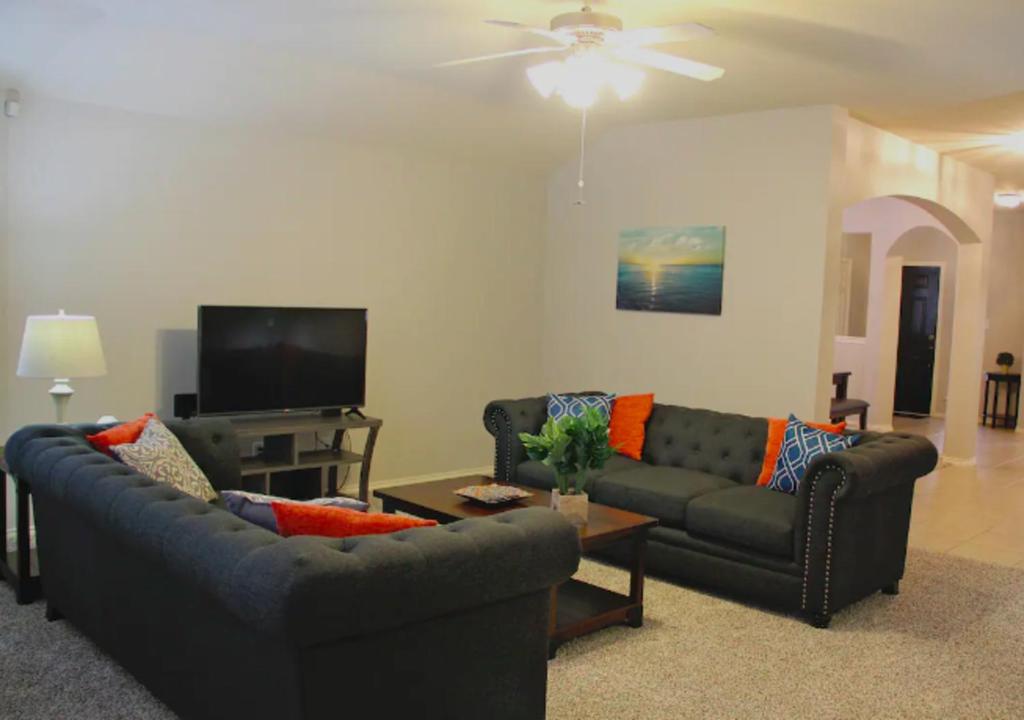 ein Wohnzimmer mit 2 Sofas und einem Flachbild-TV in der Unterkunft Cozy One Bedroom Apartment At UWS in New York