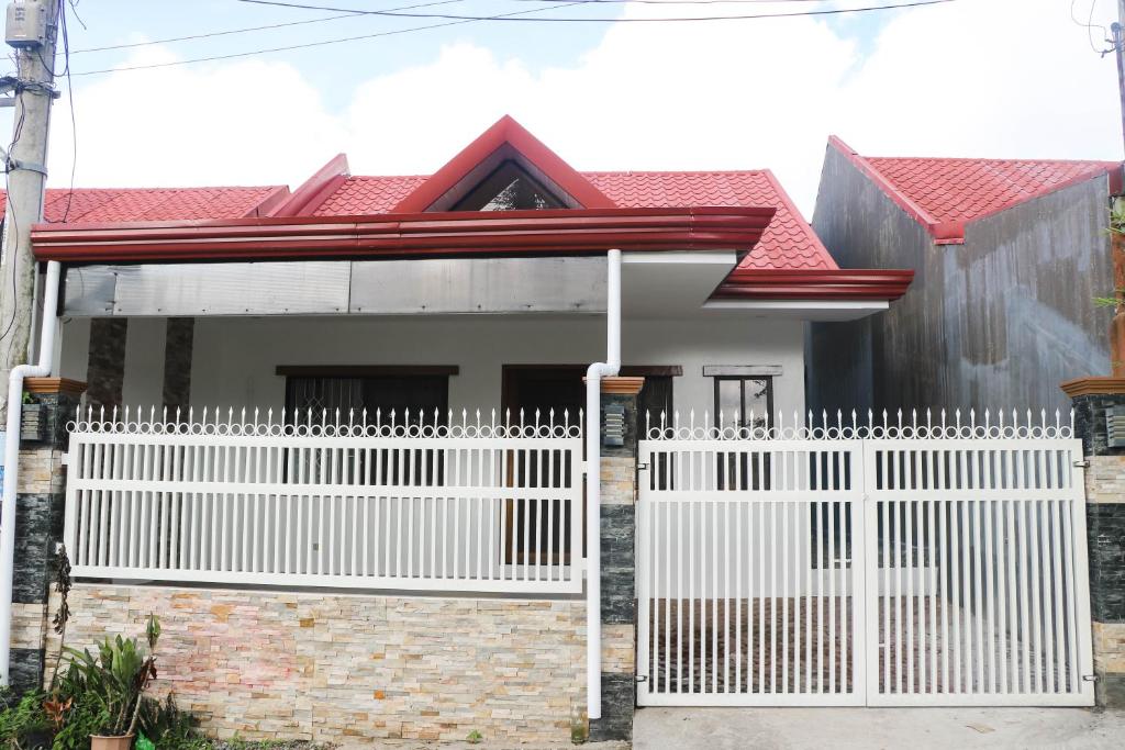 een wit hek voor een huis bij Davao Rental - Deca Homes Tacunan House Property for Rent in Davao City in Davao City