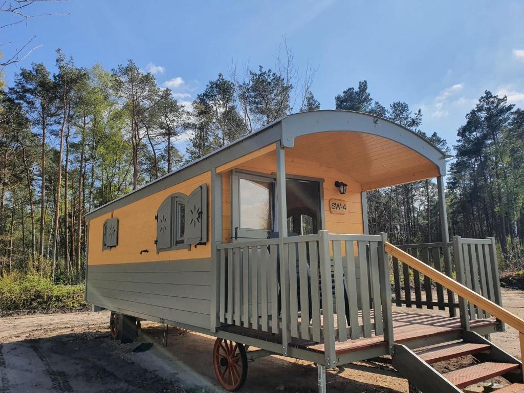 ein winziges Haus, das im Wald steht in der Unterkunft Ferienpark Auf dem Simpel - Schäferwagen 1 in Soltau