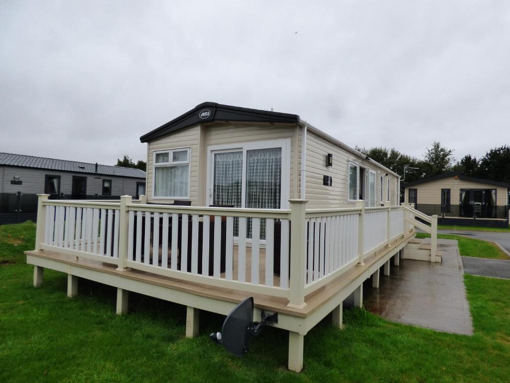 a tiny house on a dock in the grass at Meadows 49 at Southview Leisure Park in Skegness