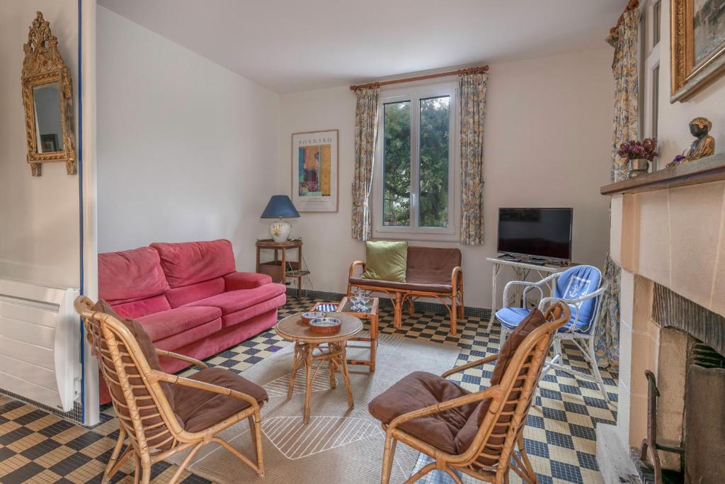 - un salon avec un canapé rouge et une cheminée dans l'établissement Maison à 350m de la plage pour 6 à St Brevin, à Saint-Brévin-les-Pins