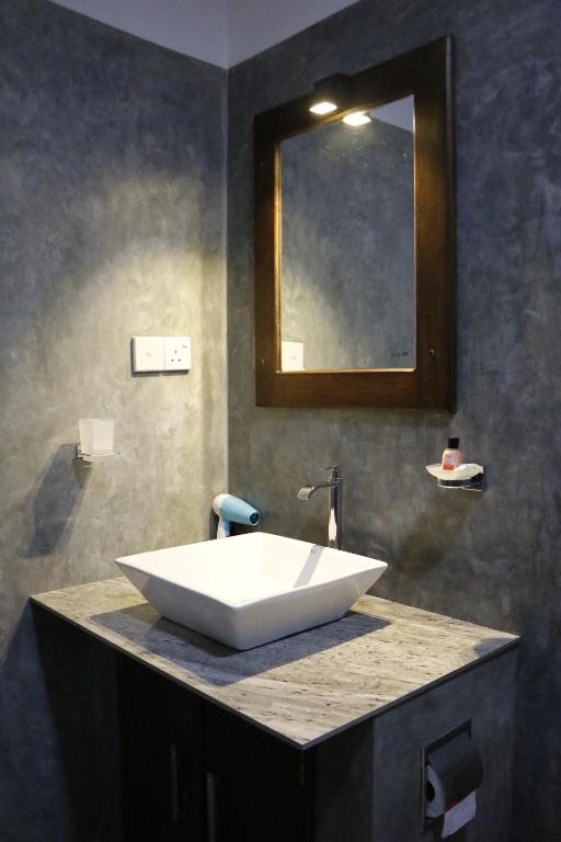 烏達瓦拉維的住宿－EdenHaven Cottage，浴室设有大型白色水槽和镜子