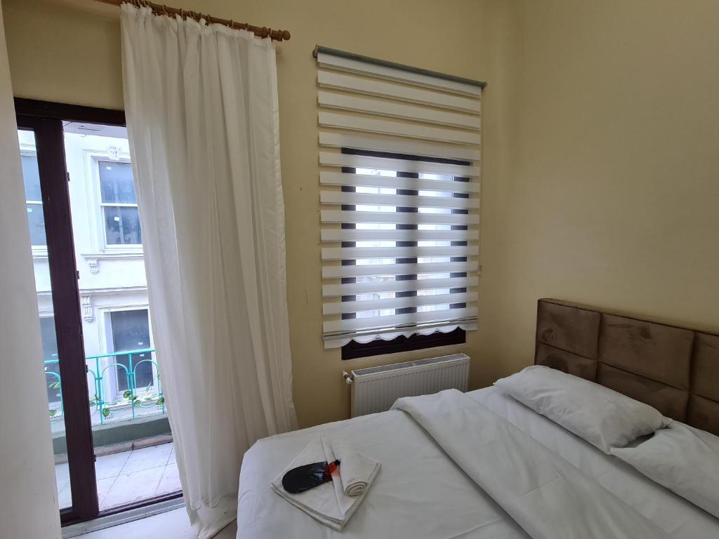 1 dormitorio con cama y ventana grande en Perla di Pera Hotel, en Estambul