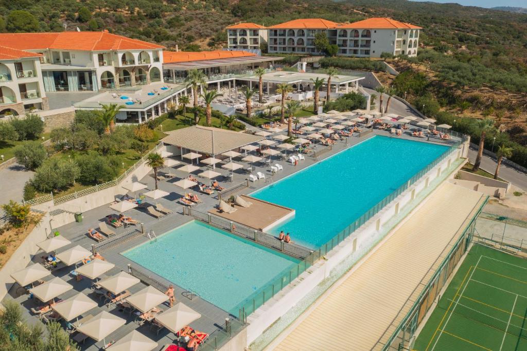 Bazén v ubytování Akrathos Beach Hotel nebo v jeho okolí