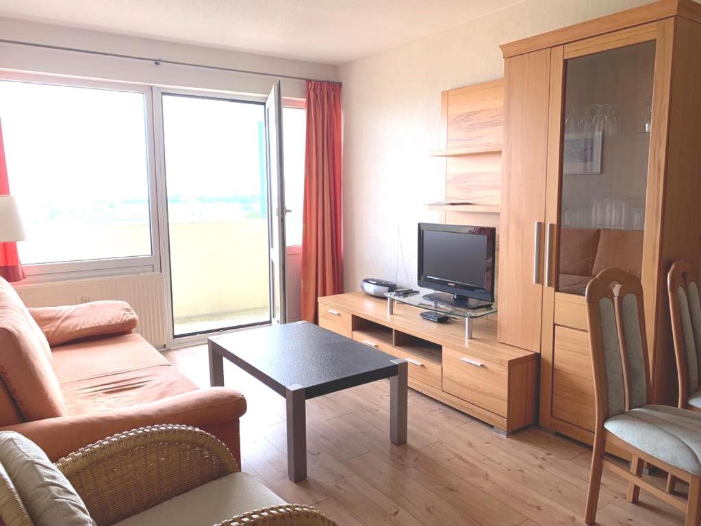 TV a/nebo společenská místnost v ubytování Ostseeferienwohnung K1317 mit Meerblick