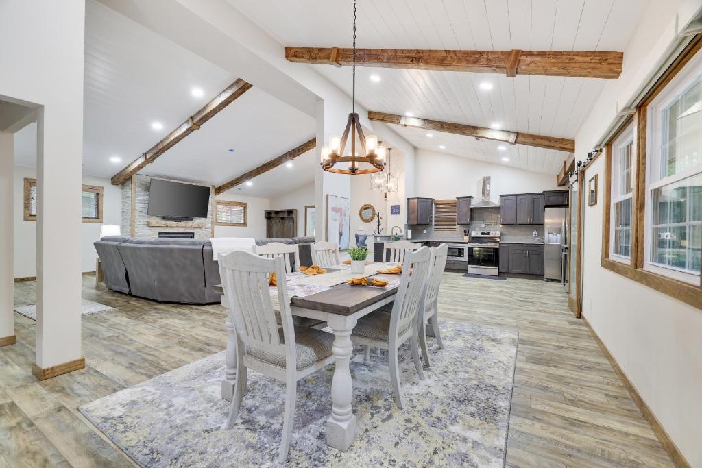 una sala da pranzo e una cucina con tavolo e sedie di Whiskey Pines Retreat! Single Level Home, Outdoor Firepit, AC, BBQ! Sleeps 9 in Lake Harmony! a Lake Harmony