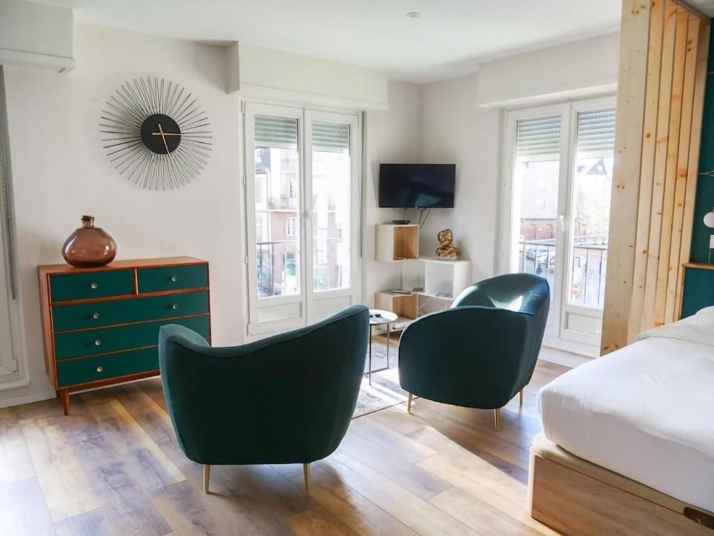 - une chambre avec deux chaises, un lit et une commode dans l'établissement Le Cocon Urbain - Joli Studio récemment rénové, à Strasbourg