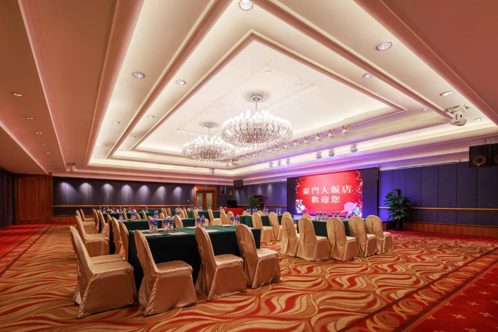 东莞东莞豪门大饭店的一个带椅子和吊灯的大型宴会厅