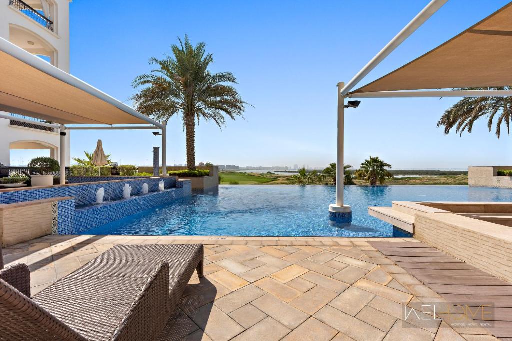 Bazén v ubytování WelHome - Luxury Apt Close to Yas Water and Ferrari World nebo v jeho okolí