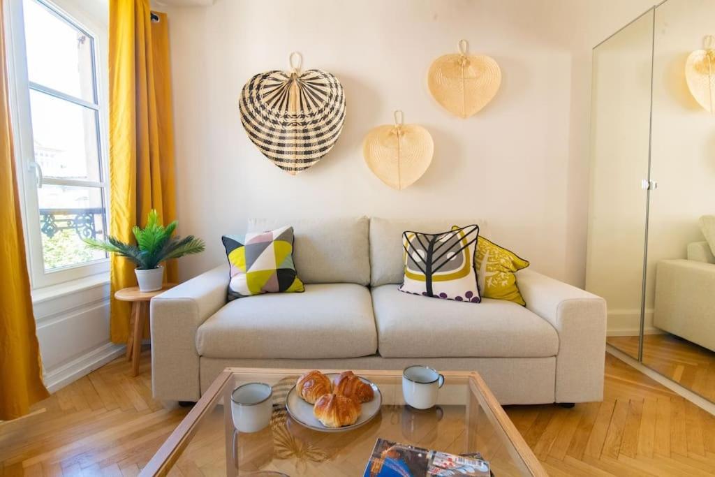 un salon avec un canapé et une table dans l'établissement Splendide T3 proche Petite France Dragon, à Strasbourg