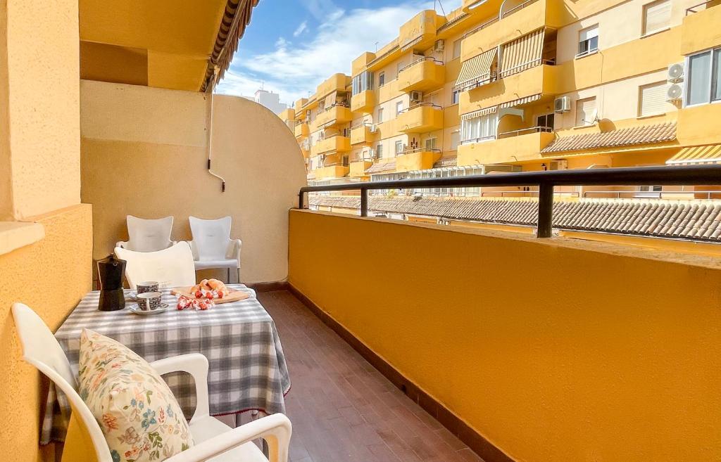 een balkon met een tafel en stoelen en een gebouw bij Jardín en el centro de Calpe in Calpe