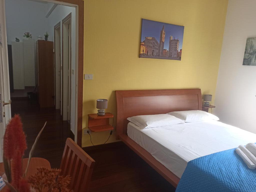 1 dormitorio con cama, mesita de noche y cama sidx sidx en Stanza Maggiore, en Parma