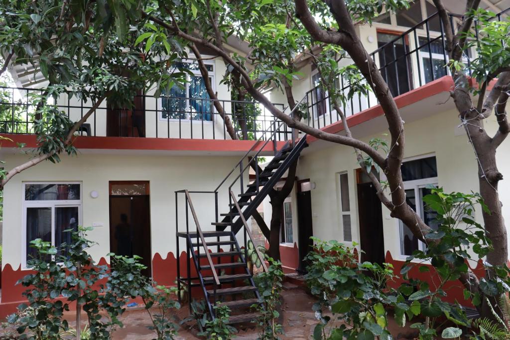 budynek ze schodami przed nim w obiekcie Da Mantra House w mieście Tiruvannamalai
