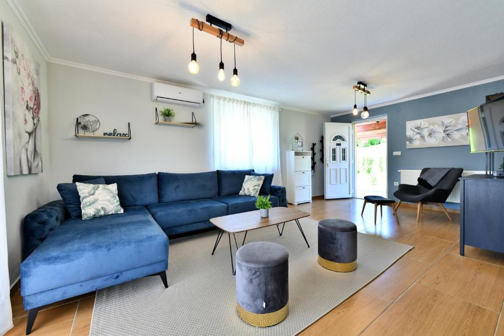 sala de estar con sofá azul y mesa en Apartments Green Park en Rakovica
