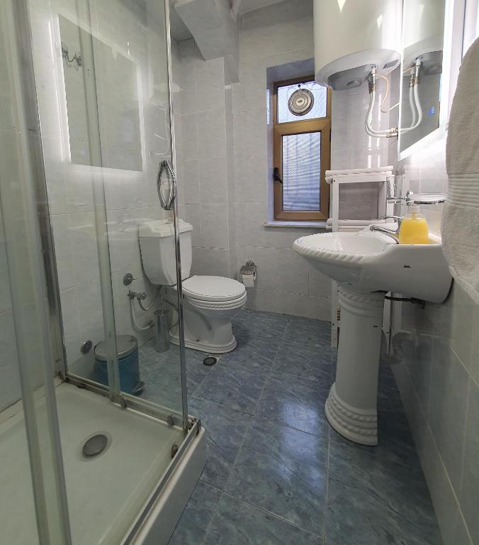Un baño de Central Home Away From Home