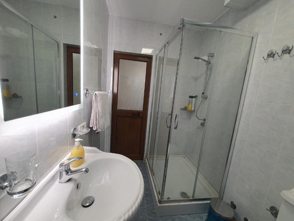 Un baño de Central Home Away From Home