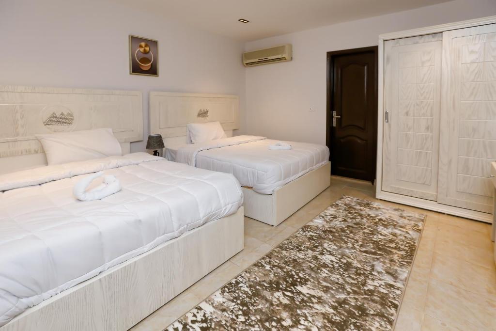 Postel nebo postele na pokoji v ubytování Pyramids Land Hotel