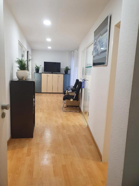 a living room with a desk and a chair at Ferienwohnung/Montagewohnung in Paderborn