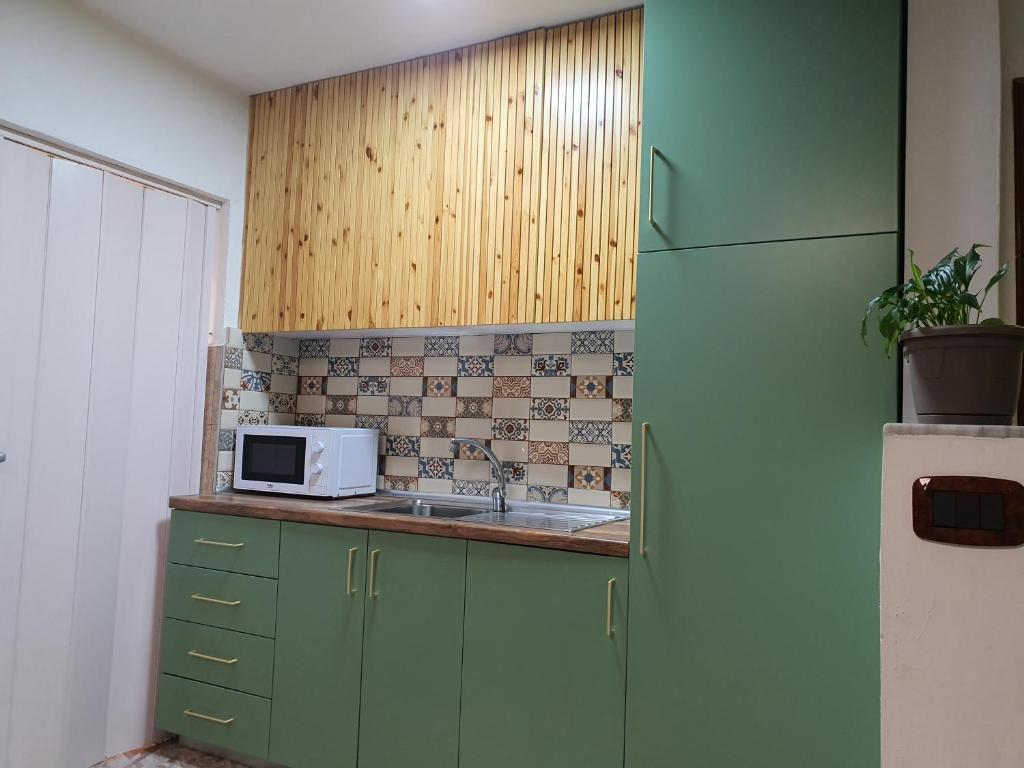 Una cocina o zona de cocina en Central Home Away From Home