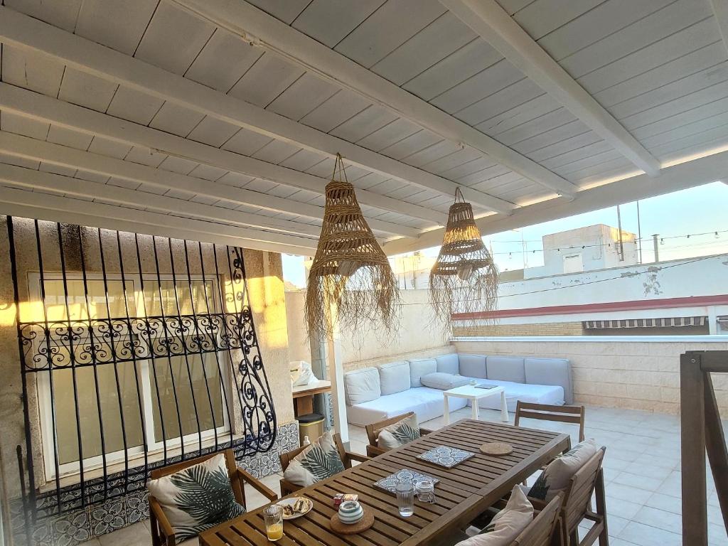 d'une terrasse avec une table et des chaises sur un balcon. dans l'établissement triplex à deux pas de la plage, à San Javier