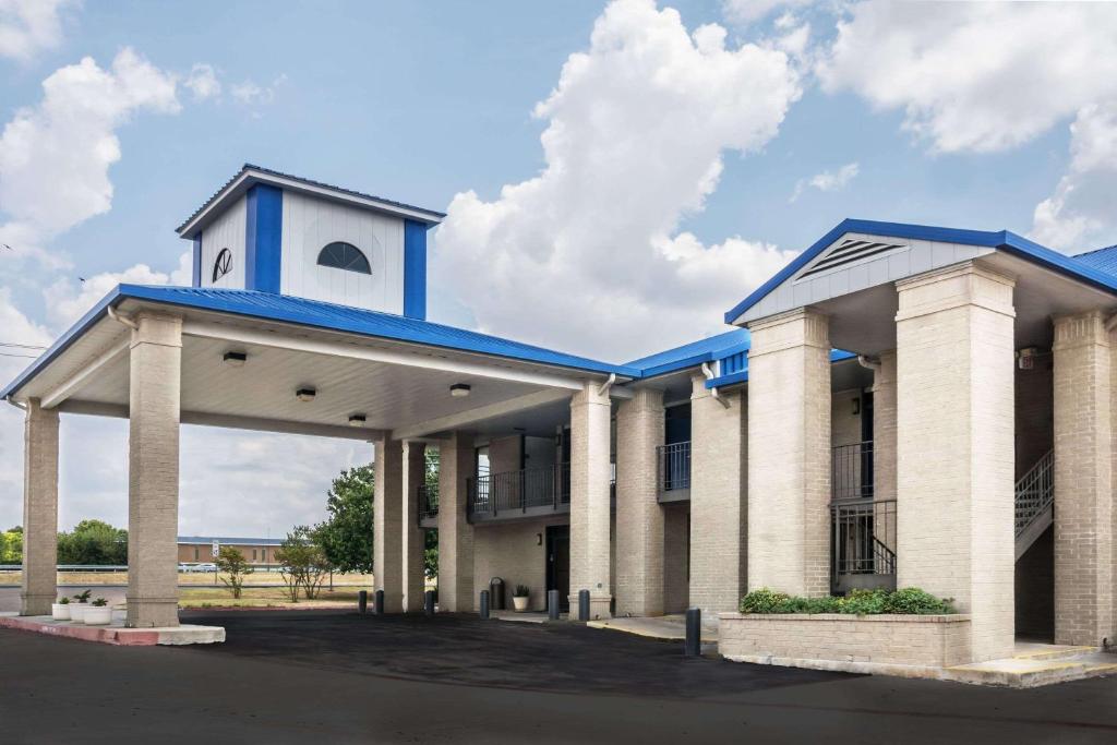 ein Gebäude mit einem Turm darüber in der Unterkunft Days Inn by Wyndham Killeen Fort Hood in Killeen