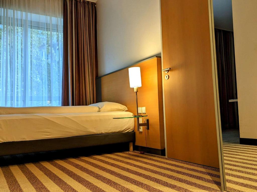 Postel nebo postele na pokoji v ubytování Mercure Hotel Aachen Am Dom