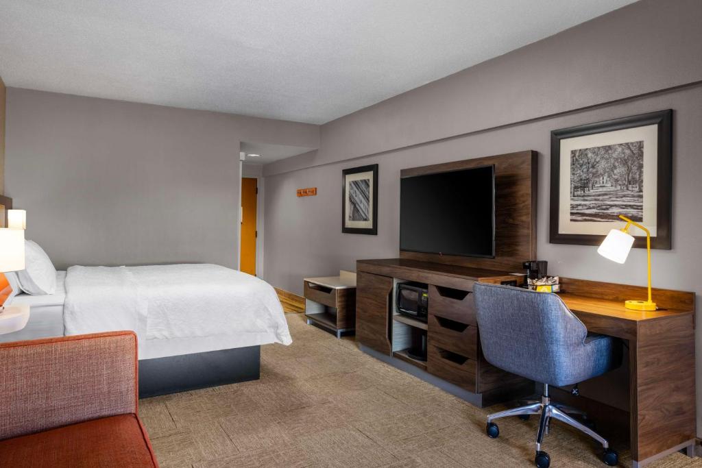 Hampton Inn & Suites State College at Williamsburg Square photo