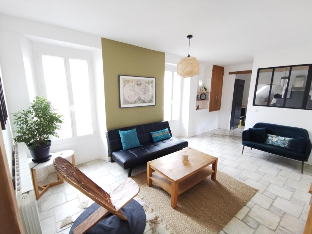 sala de estar con sofá y mesa en Le Cosy Sénonais, en Sens