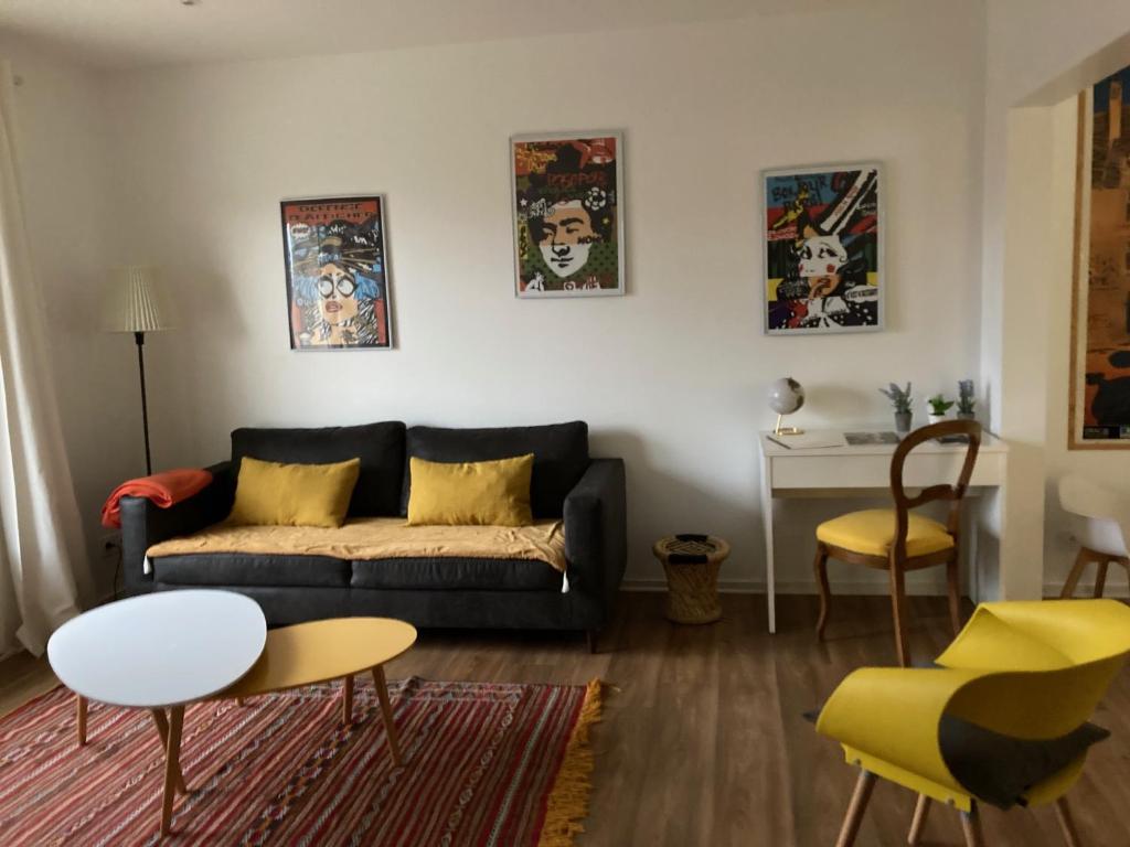 ein Wohnzimmer mit einem Sofa und einem Tisch in der Unterkunft Ejoki in Sarlat-la-Canéda