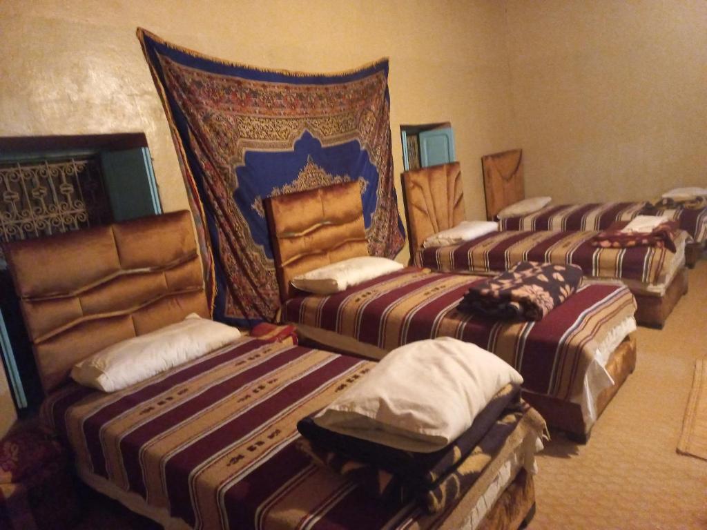 Cette chambre comprend 4 lits. dans l'établissement Gite d étape Khettara Oasis, à Errachidia