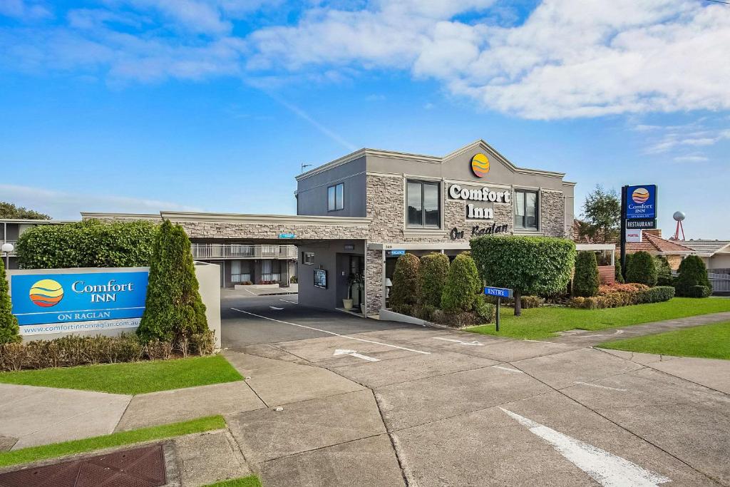 a building with a courtyard inn sign in front of it at Comfort Inn On Raglan in Warrnambool