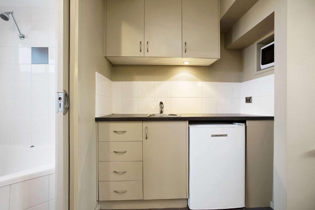 Kuchyň nebo kuchyňský kout v ubytování Comfort Inn On Raglan