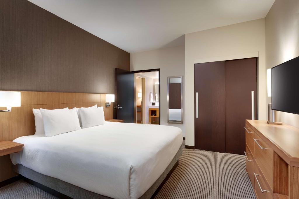 Postel nebo postele na pokoji v ubytování Hyatt Place Provo