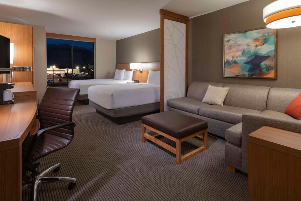 Postel nebo postele na pokoji v ubytování Hyatt Place Provo