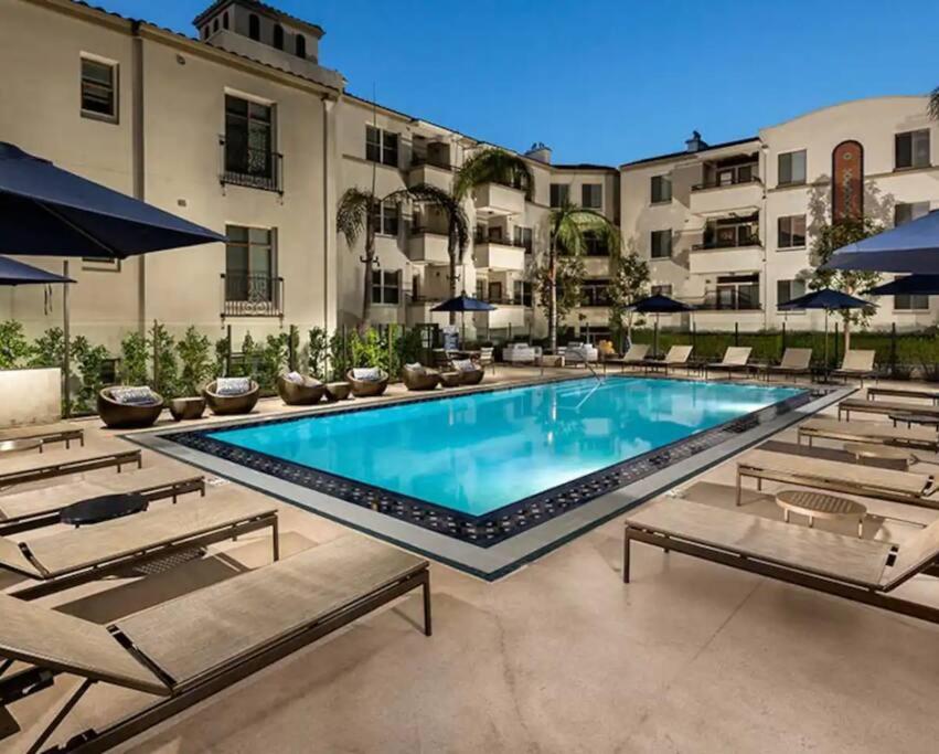 una gran piscina con sillas y un edificio en Modern 2BDR & 2BTH in Venice Pool, Gym & Free Pkg, en Los Ángeles